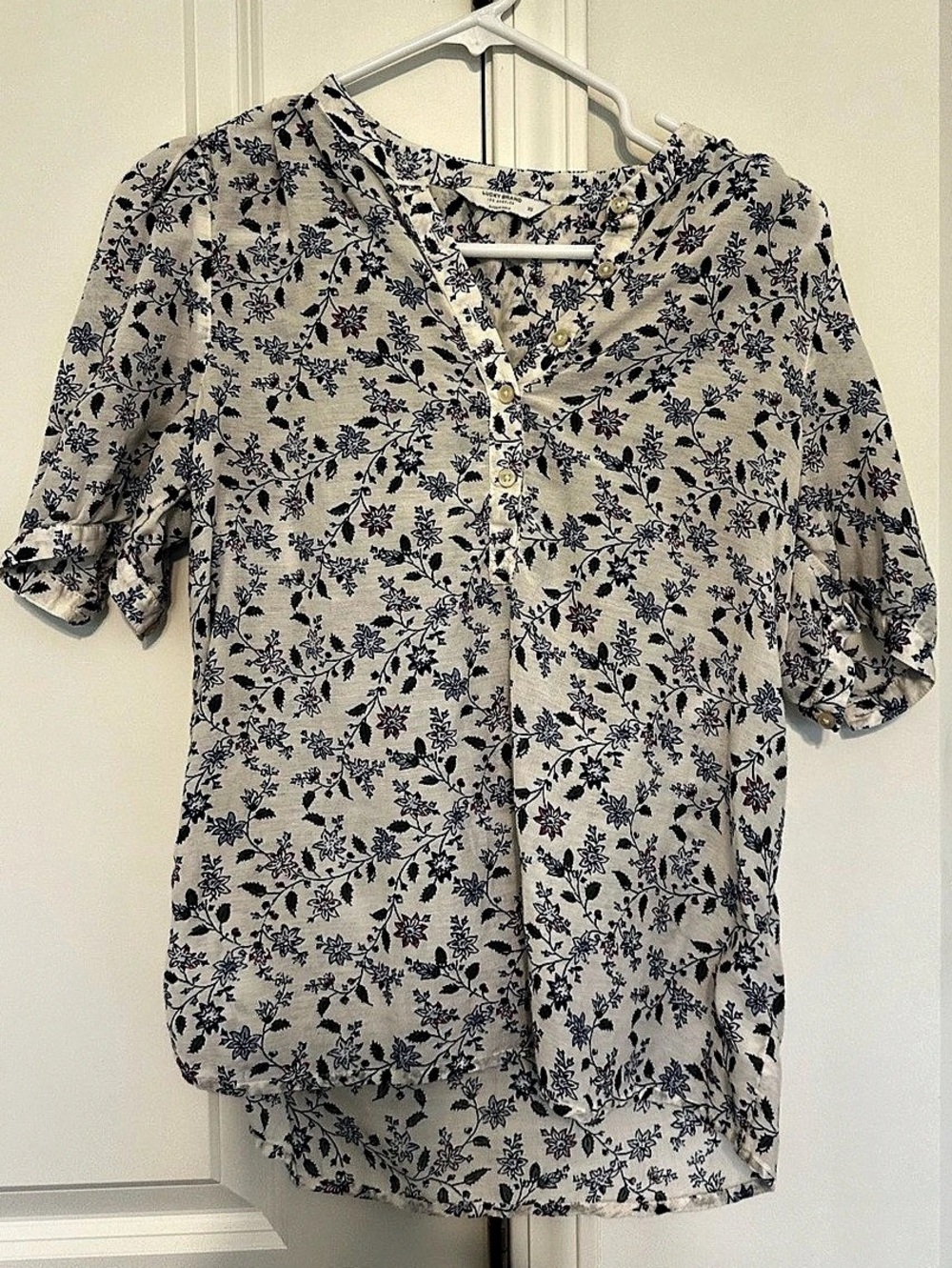 Lucky Brand Floral Blouse in Cream & Blue Size XS - Like New